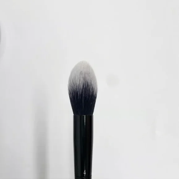 Kat Von D makeup brush #4 - Powder Highlight Brush - Picture 4 of 4